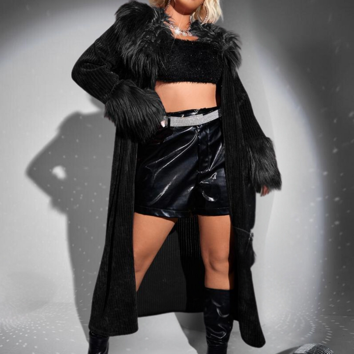 Vrouw in zwarte faux fur jas en glanzende shorts, modieuze winteroutfit, trendy kleding, stijlvolle damesmode, avondkleding.
