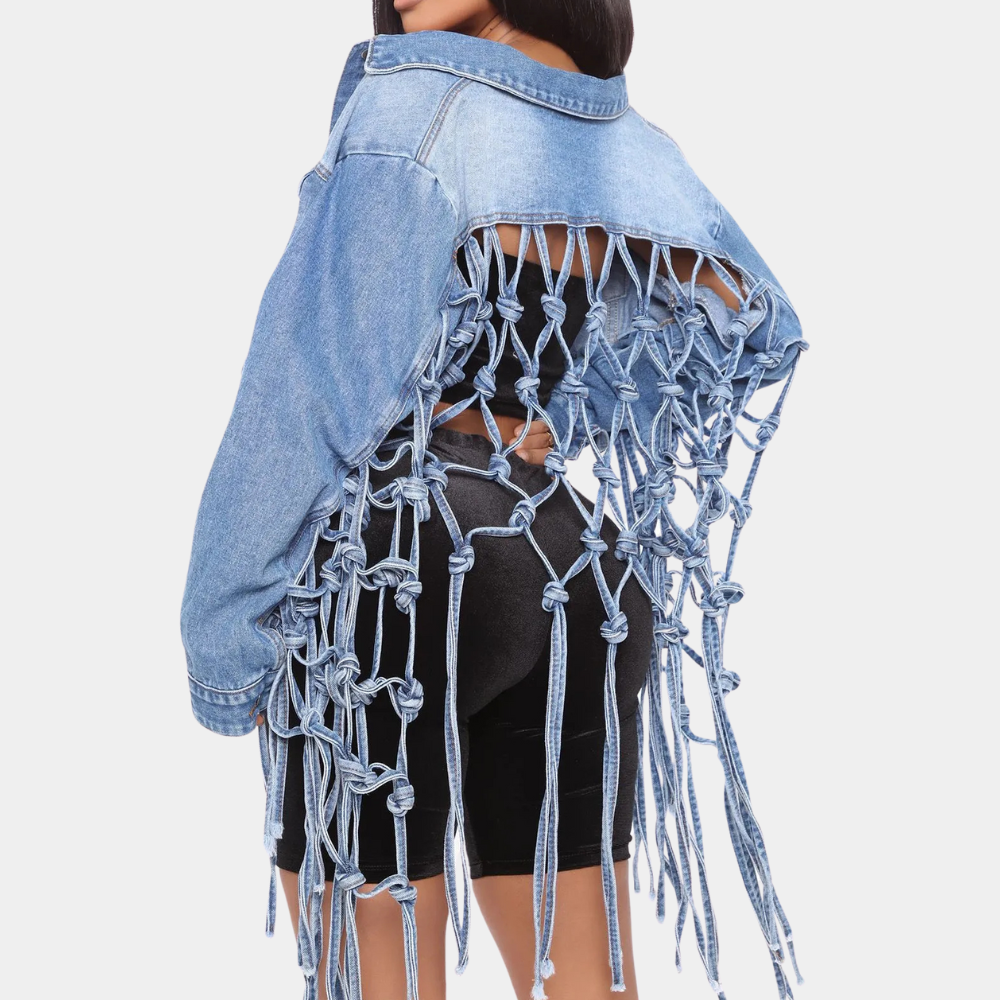 Spijkerjack met open rug en knoopdetails, trendy denim mode, unieke streetwear stijl, perfect voor casual en edgy outfits.