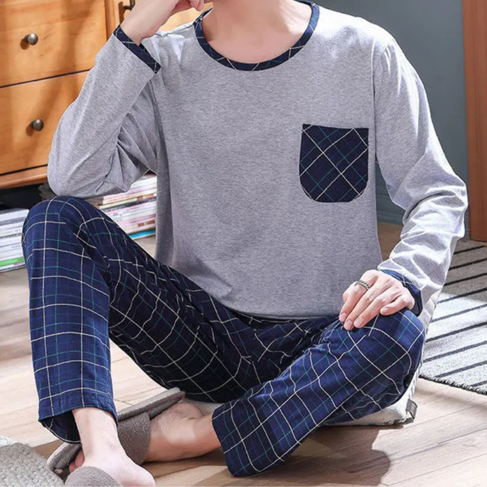 Grijze pyjama met lange mouwen en geruite broek, comfortabele nachtkleding voor heren, ideaal voor thuisgebruik, zachte stof, casual stijl.
