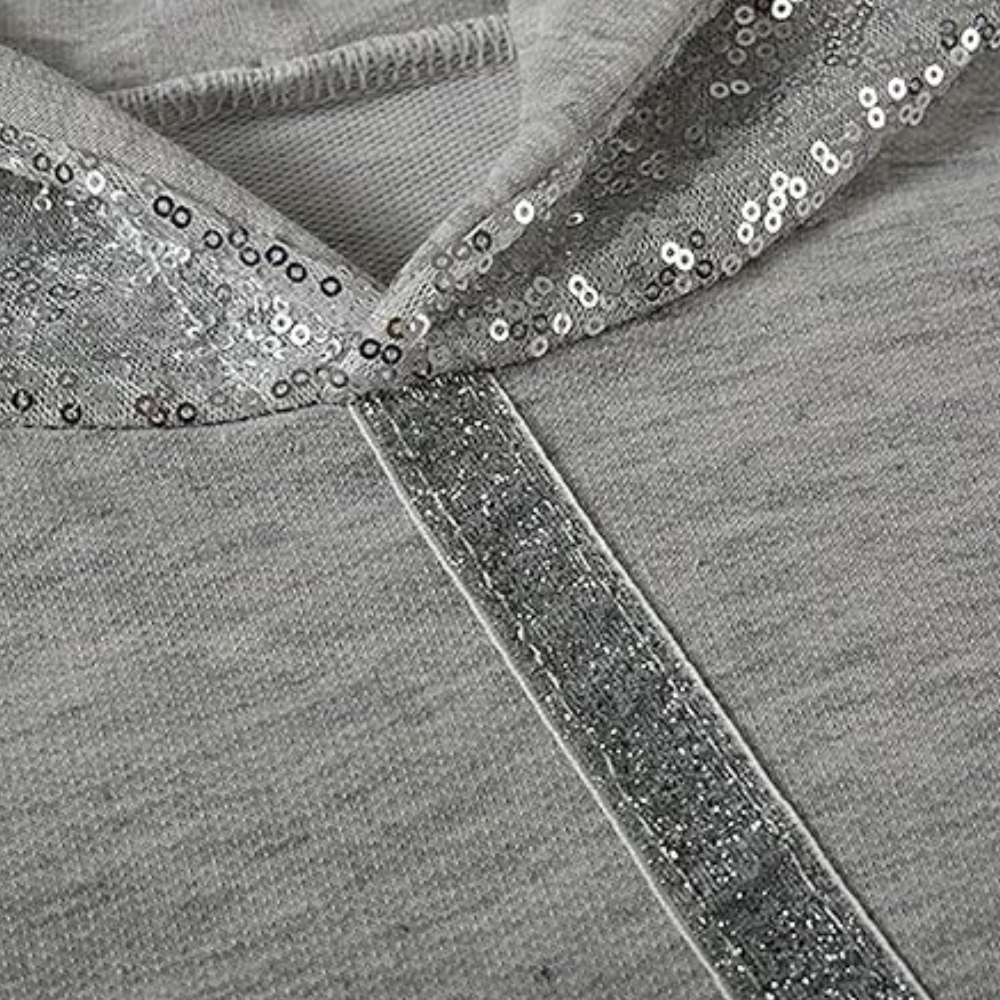 Grijze hoodie met pailletten, detail van capuchon en ritssluiting. Modieuze dameskleding, casual stijl, comfortabele stof.