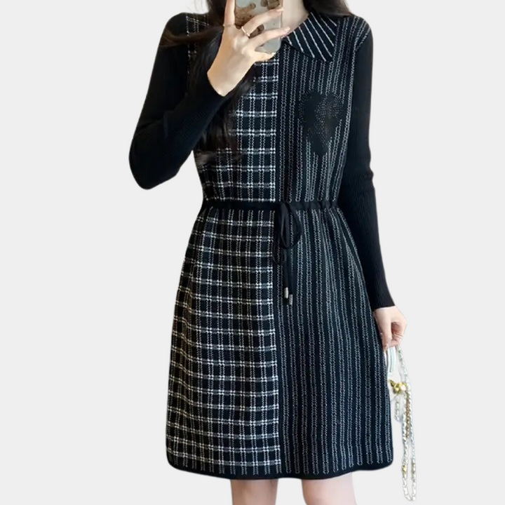 Zwart-wit geruite damesjurk met lange mouwen, knielengte, kraag en strikceintuur. Modieuze herfstkleding, elegant en stijlvol ontwerp.