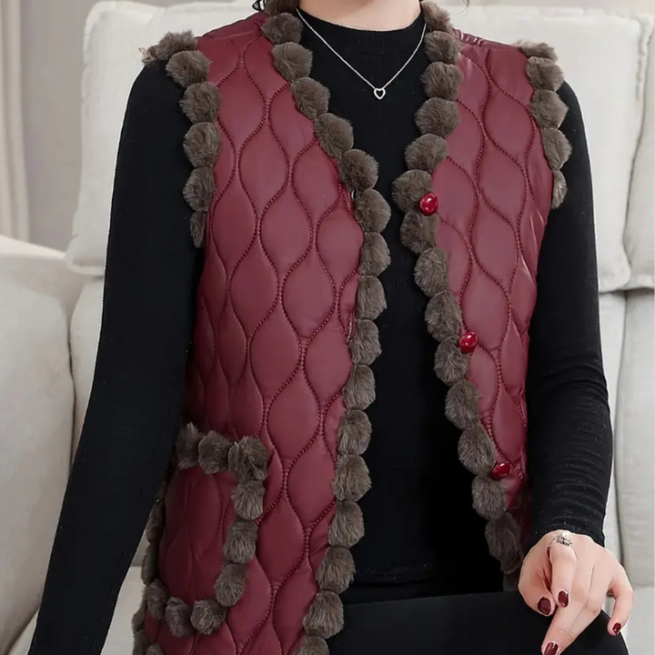 Dames bordeaux gewatteerd vest met bruine pompons, elegante wintermode, comfortabele pasvorm, trendy kleding, perfect voor koude seizoenen.