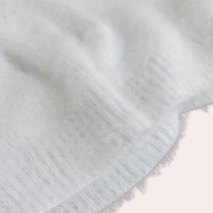 Witte katoenen stof close-up, zachte textuur, geschikt voor kleding en interieur, ademend en duurzaam materiaal.