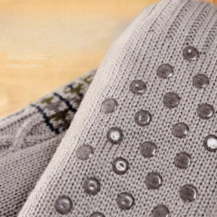 Grijze antislip sokken met stippenpatroon, ideaal voor comfort en veiligheid. Perfect voor dagelijks gebruik en binnenactiviteiten.