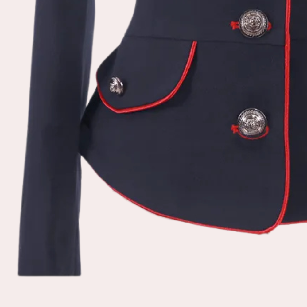 Donkerblauwe damesblazer met rode biezen en zilveren knopen, elegante zakelijke kleding, modieuze jas voor dames, stijlvolle blazer.