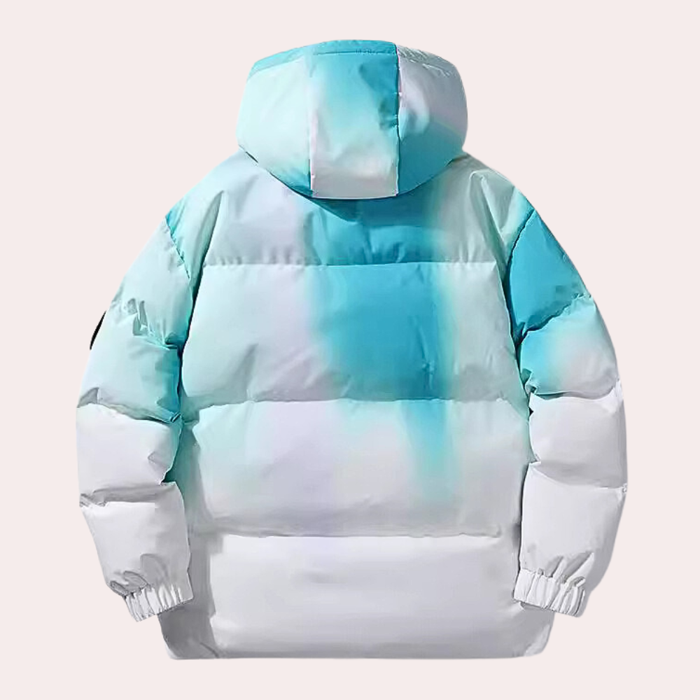 Achteraanzicht van een winterjas met capuchon in blauw-witte tie-dye stijl, ideaal voor koude seizoenen. Modieuze en warme pufferjas voor heren.