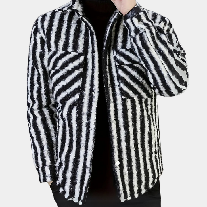Zwart-wit gestreepte jas voor heren, modieuze winterkleding, warme wollen stof, lange mouwen, knoopsluiting, casual stijl.
