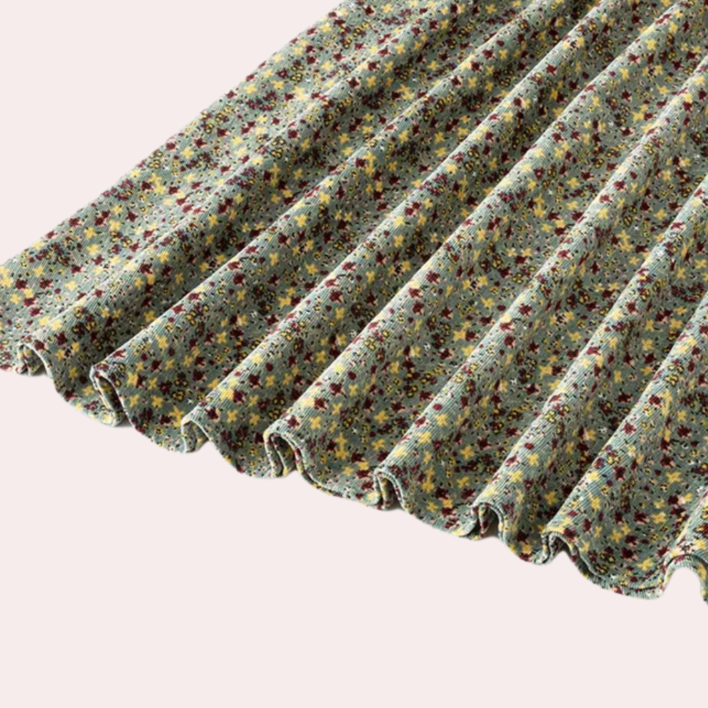 Gevouwen bloemenstof met kleurrijk patroon, geschikt voor kleding en interieurdecoratie. Hoogwaardige textiel, ideaal voor naaiprojecten.