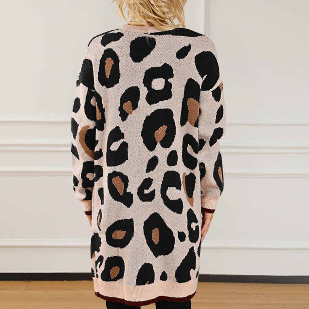 Damestrui met luipaardprint, lange mouwen, beige en zwarte vlekken, modieuze casual stijl, perfect voor herfst- en wintermode.