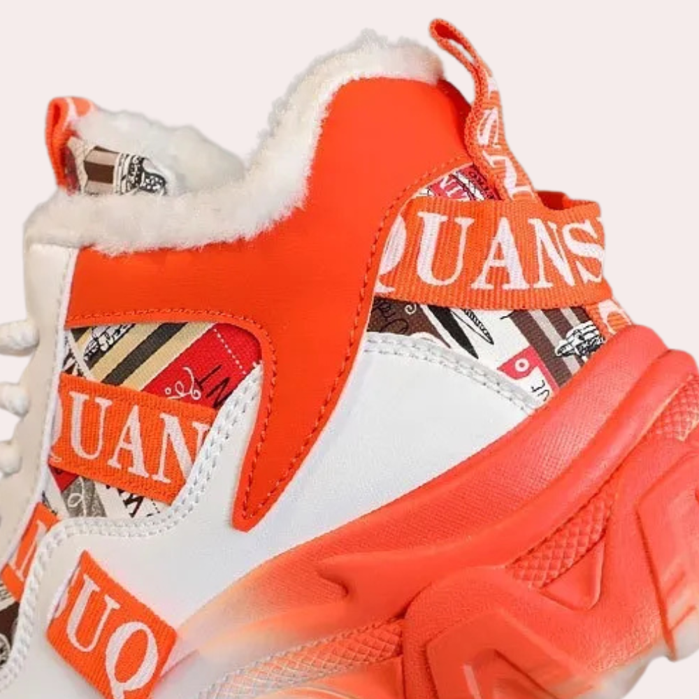 Witte en oranje sneaker met bontvoering en opvallend patroon, merknaam "QUANS" zichtbaar. Trendy sportschoen, modieus design, comfortabele pasvorm.