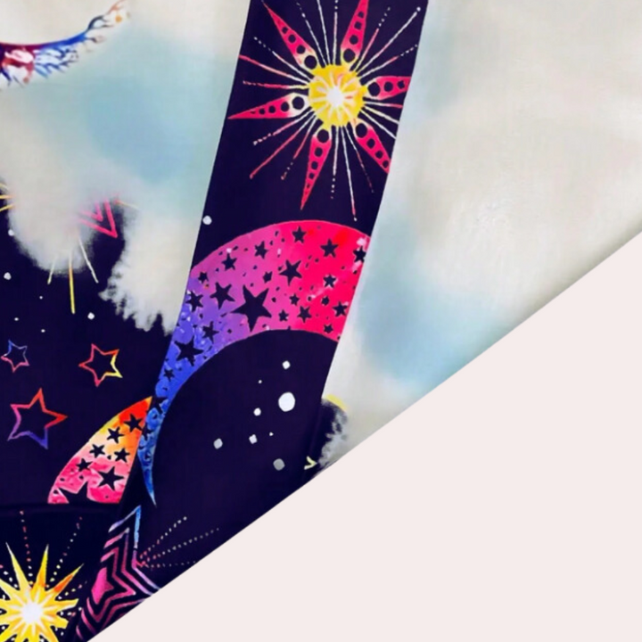 Abstracte kleurrijke illustratie met sterren, manen en wolken op een donkerblauwe achtergrond. Hemelse kunst, kosmische patronen, fantasieontwerp.