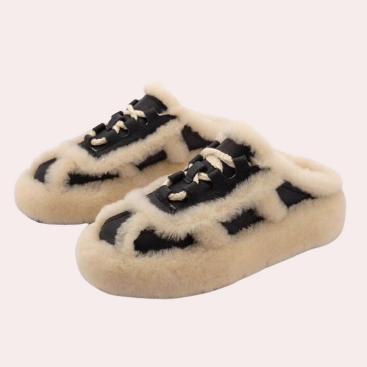 Zwarte en beige pluche pantoffels met veters, comfortabele warme huisschoenen, trendy design, ideaal voor winterse dagen, unisex modeaccessoire.