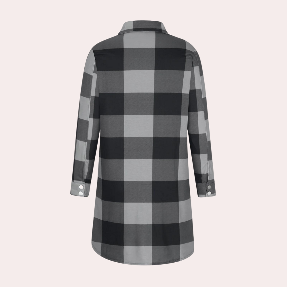 Zwart-wit geruite damesblouse met lange mouwen en knoopsluiting, achteraanzicht. Stijlvolle casual mode, perfect voor herfst- en winteroutfits.