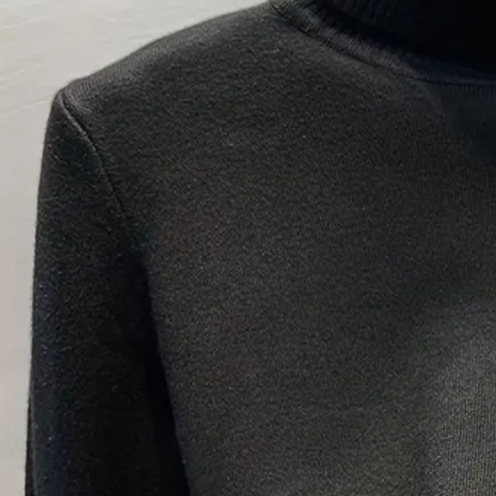 Zwarte coltrui van kasjmier, close-up. Luxe wintermode, zachte stof, stijlvolle kleding voor heren en dames. Perfect voor koude seizoenen.