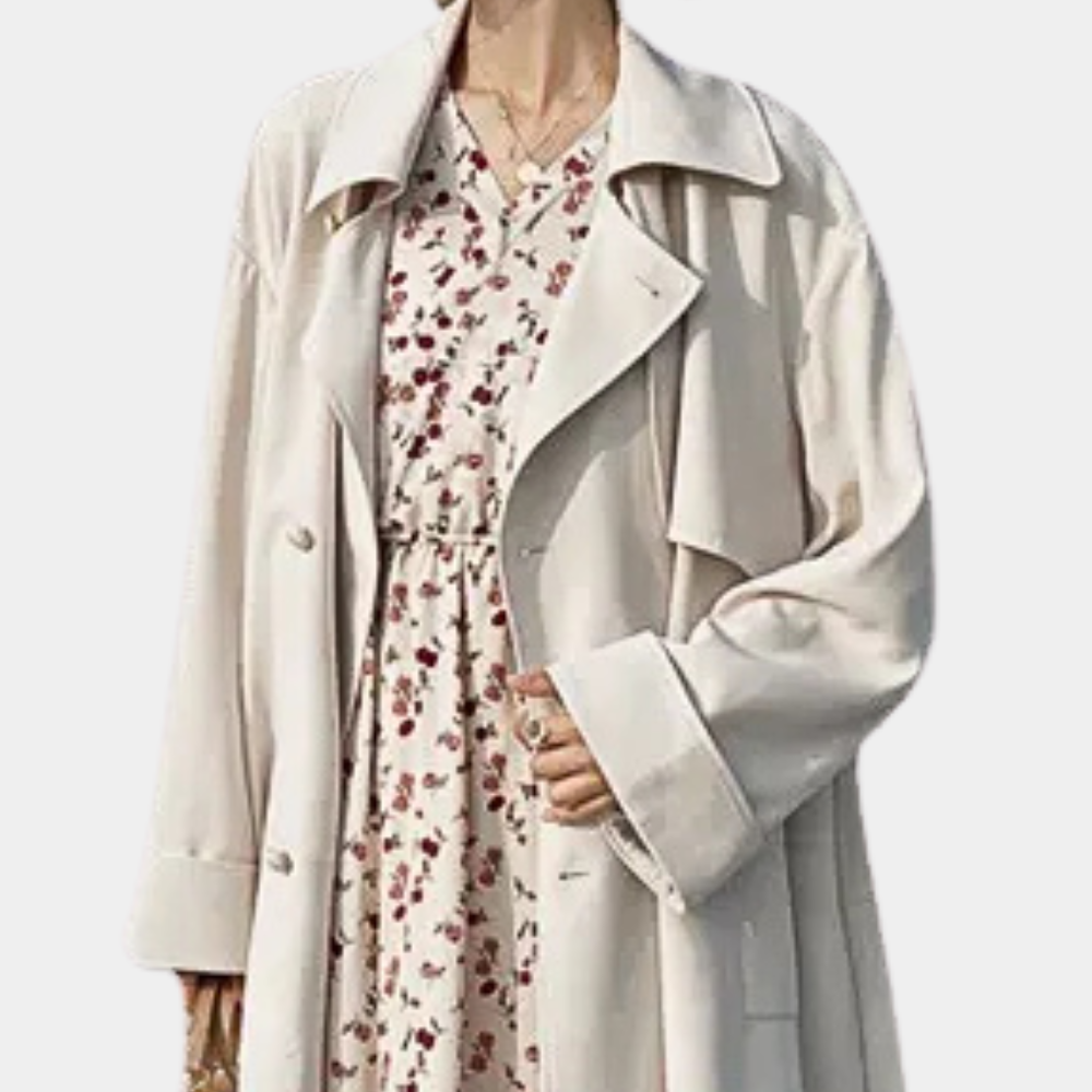 Vrouw in elegante witte trenchcoat over bloemenjurk, modieuze dameskleding, herfstoutfit, stijlvolle jas, trendy mode, casual chic look.