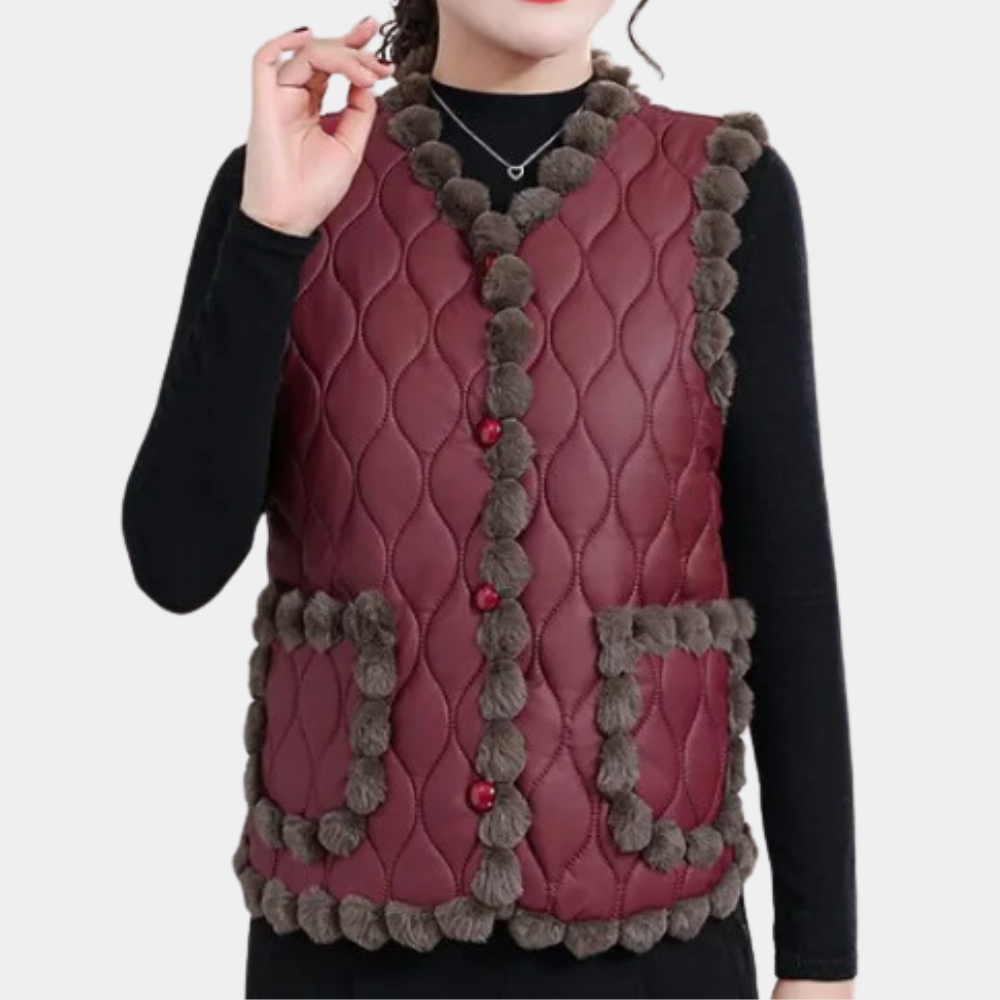 Bordeauxrode gewatteerde damesbodywarmer met pompons, knopen en zakken, perfect voor herfstmode. Stijlvolle en warme kledingoptie.