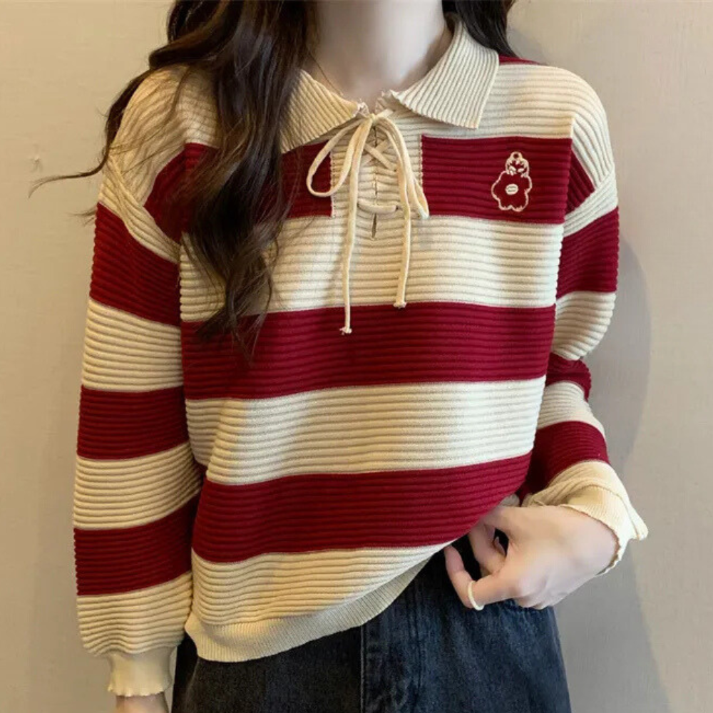 Damestrui met rood-witte strepen, polokraag en bloemapplicatie. Modieuze casual outfit, perfect voor herfst- en winterseizoenen.