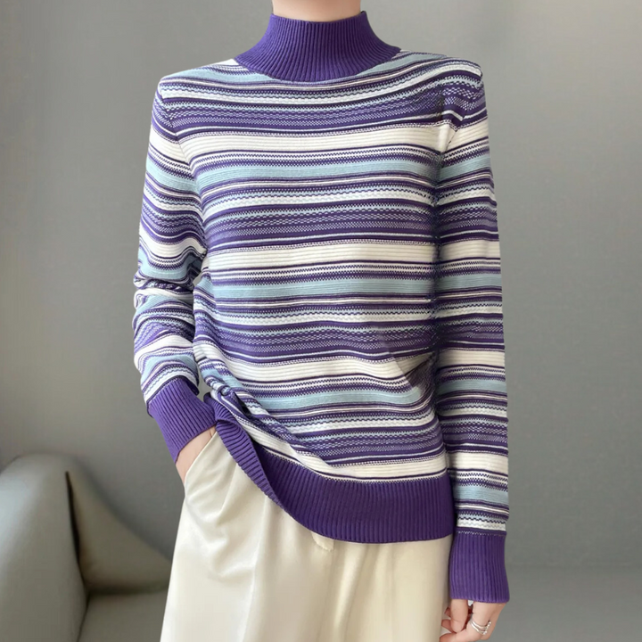 Gestreepte damestrui in paars, wit en blauw met col, gecombineerd met crèmekleurige broek. Modieuze winterkleding, comfortabele pasvorm.