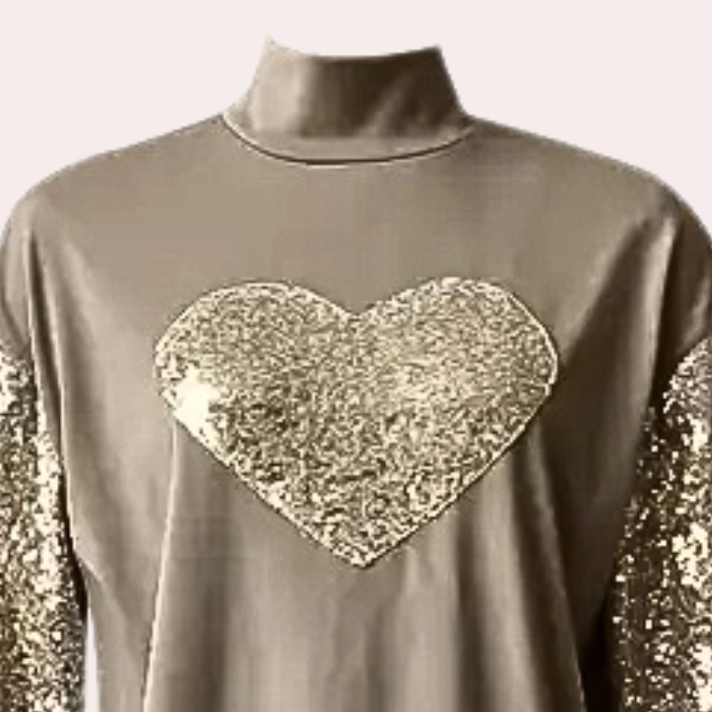 Grijze trui met gouden pailletten hart en mouwen, modieuze dameskleding, trendy wintermode, comfortabele en stijlvolle outfit.