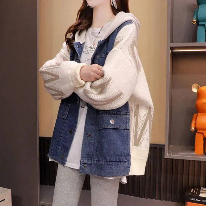 Vrouw draagt trendy denim jack met gebreide mouwen, casual mode, herfstkleding, comfortabele streetwear, stijlvolle outfit voor dames.