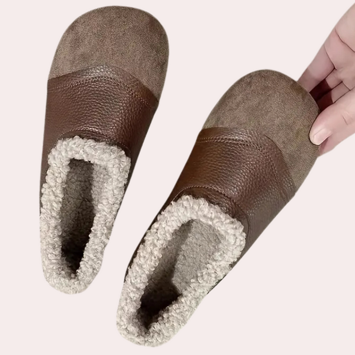 Handgemaakte bruine leren pantoffels met zachte voering, comfortabele winterse huisschoenen voor heren en dames, perfect voor koude dagen.