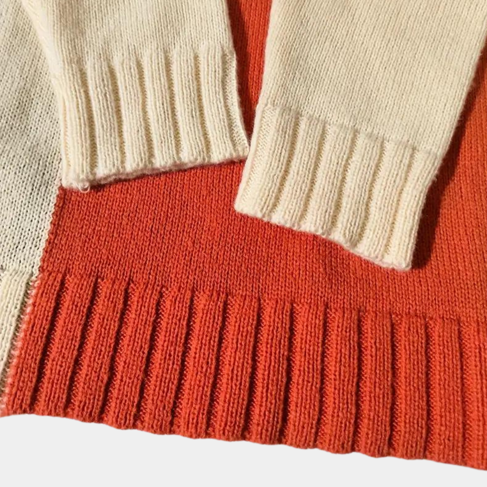 Oranje en witte gebreide trui, close-up van mouwen en zoom, zachte wol, herfstmode, comfortabele kleding, trendy dameskleding.