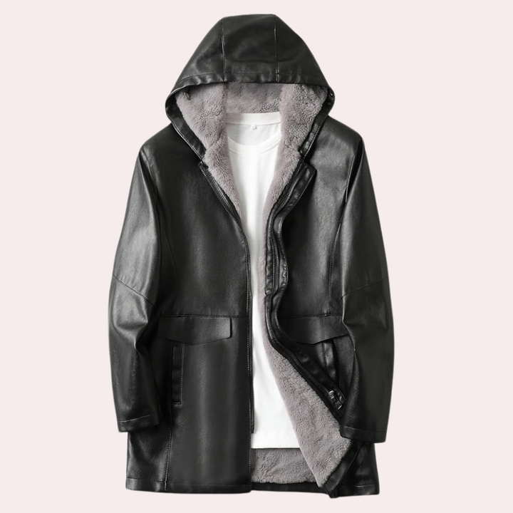 Zwarte leren jas met capuchon, gevoerd met grijze fleece, over een witte trui. Stijlvolle winterjas voor heren, ideaal voor koude dagen.