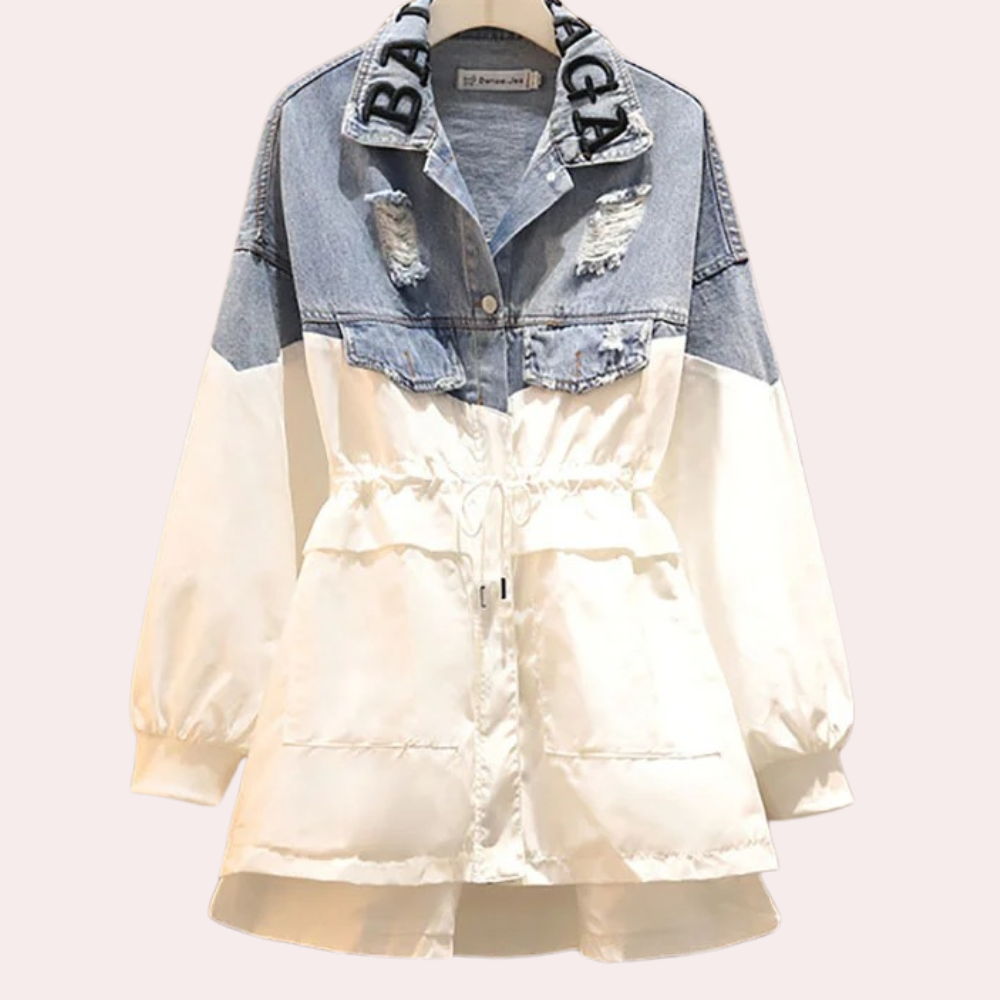 Spijkerjack met witte parka-stijl, gescheurde details, trekkoord taille, en opstaande kraag met tekst. Trendy damesmode, casual streetwear.