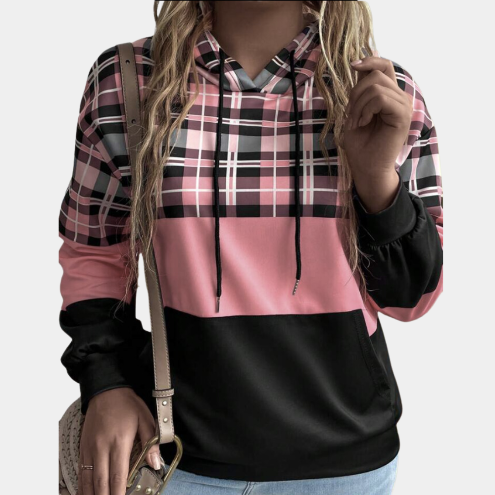 Vrouw draagt roze en zwart geruite hoodie met capuchon, casual mode, trendy dameskleding, herfststijl, comfortabele outfit, streetwear look.