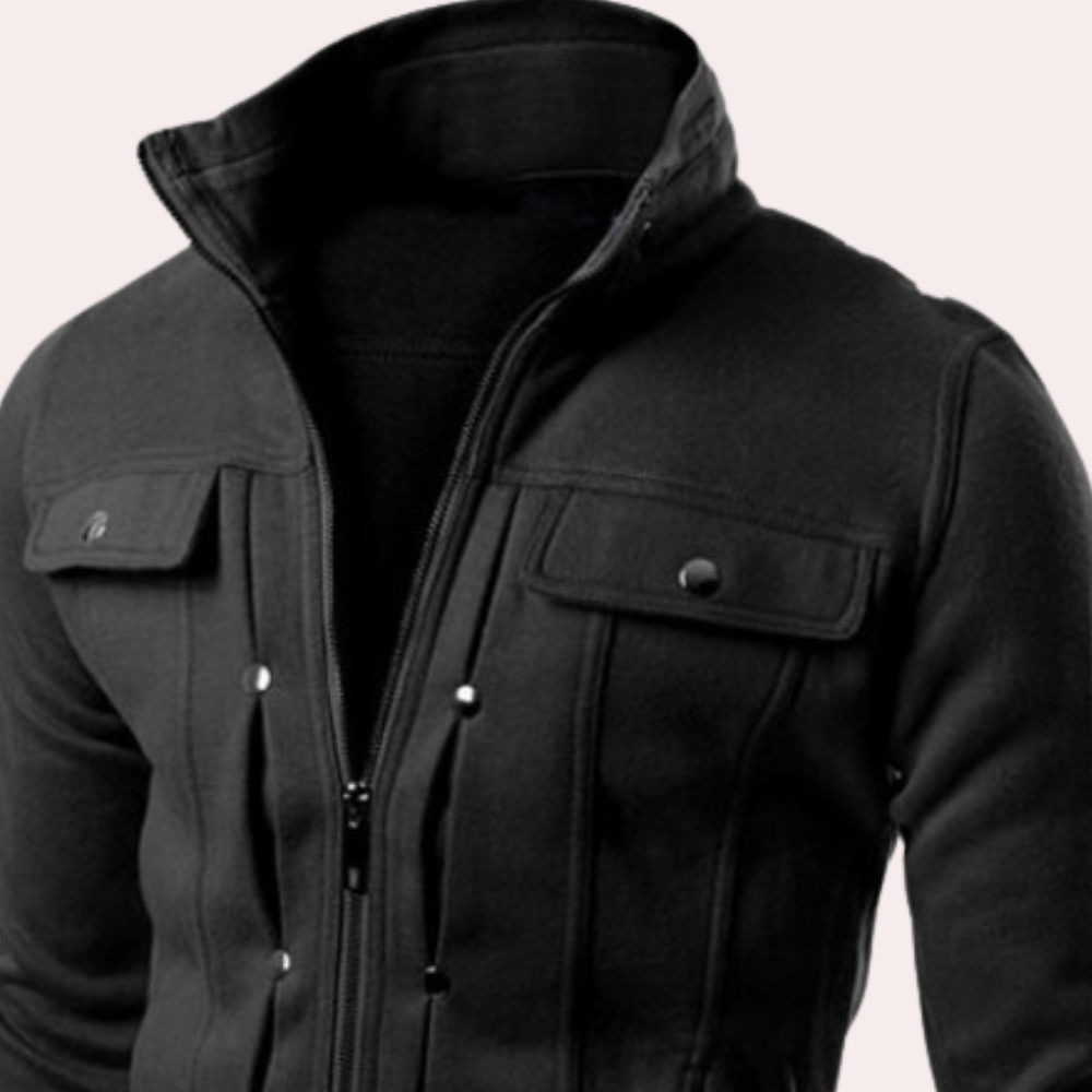 Zwarte herenjas met opstaande kraag en ritssluiting, twee borstzakken met knopen. Stijlvolle winterjas voor mannen, warme en modieuze bovenkleding.