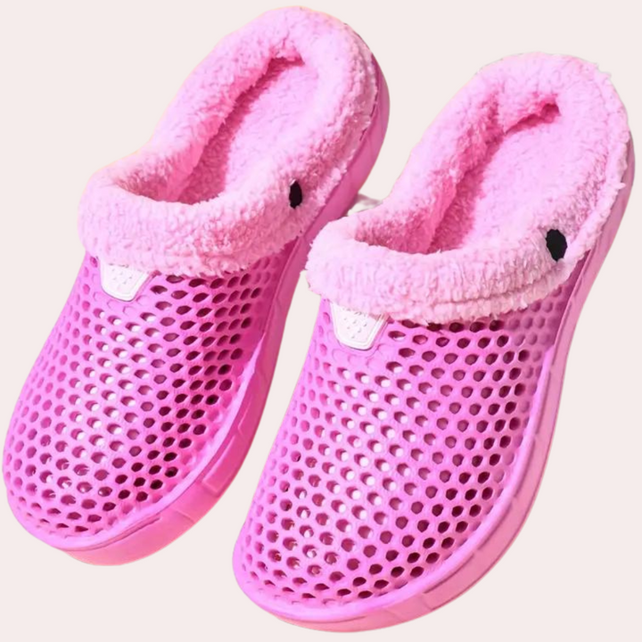 Roze ademende pantoffels met pluche voering, antislip zool en geperforeerd ontwerp. Comfortabele dames slippers voor binnen en buiten.