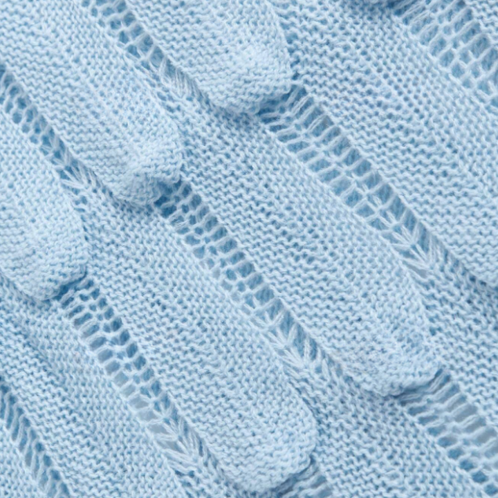 Lichtblauwe gebreide stof close-up, textuur van zachte wol, geschikt voor truien en sjaals, wintermode, comfortabele kledingmaterialen.