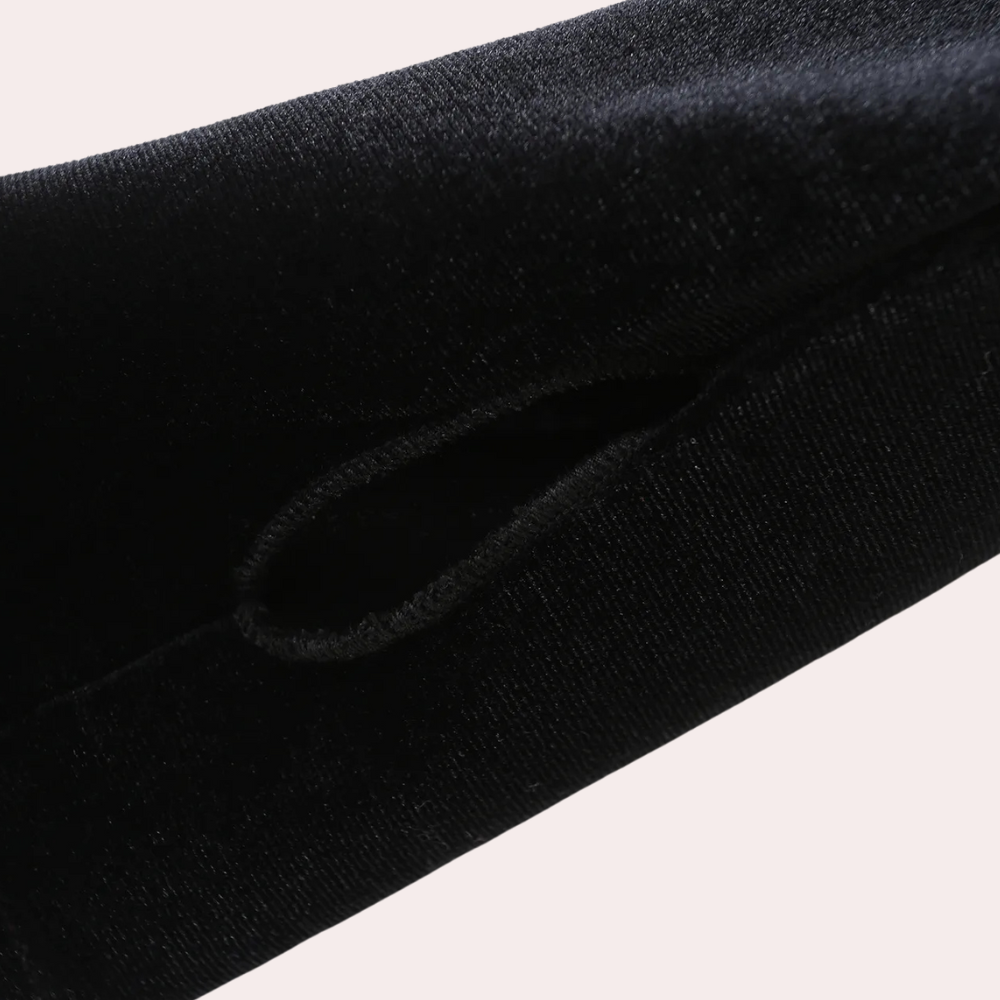 Zwarte fluwelen handschoen met duimgat, elegante en luxe uitstraling, perfect voor avondkleding en speciale gelegenheden.