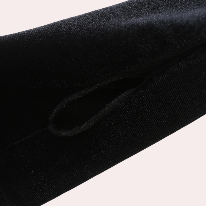 Zwarte fluwelen handschoen met duimgat, elegante en luxe uitstraling, perfect voor avondkleding en speciale gelegenheden.