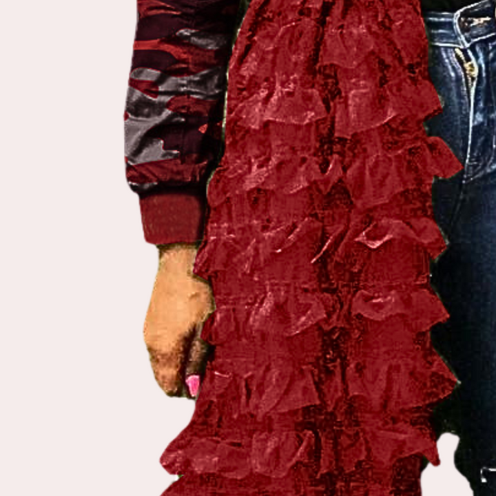 Rode ruches jurk met camouflage jas, modetrend, stijlvolle dameskleding, textuur en design, herfstmode, casual chique outfit.