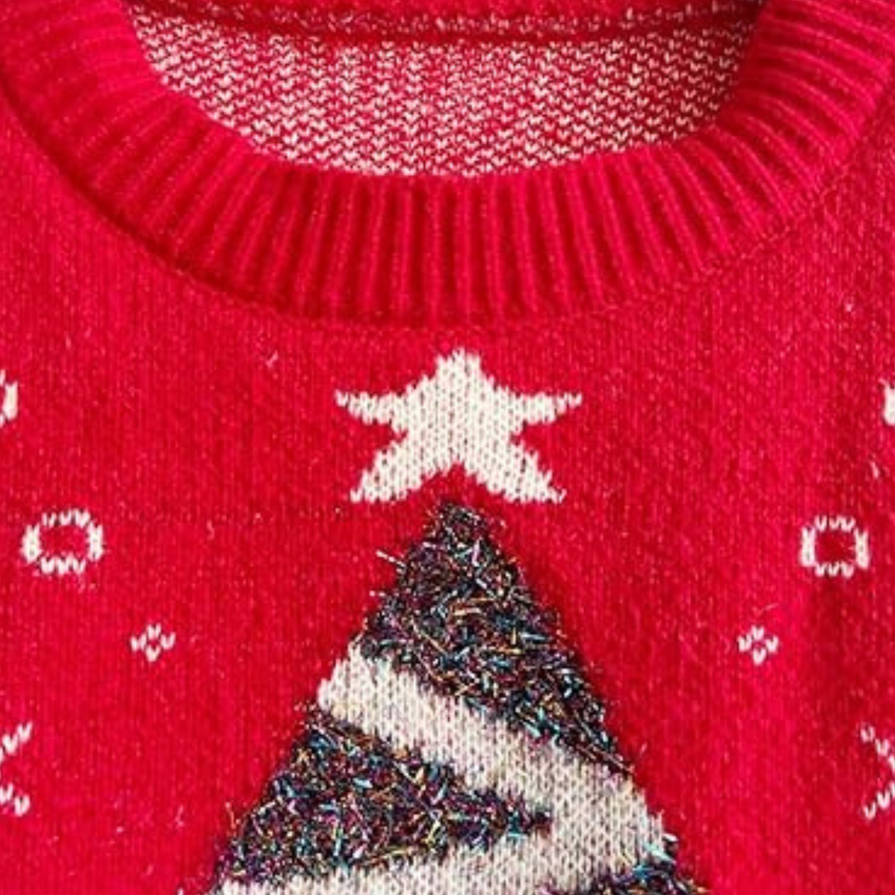 Rode kersttrui met witte ster en glitter kerstboom, gebreid patroon. Perfect voor feestdagen, wintermode, kerstkleding.