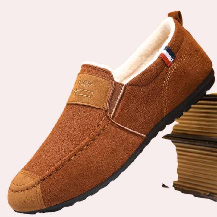 Bruine suède herenschoen met warme voering, antislipzool en Franse vlagdetail. Perfect voor casual en wintermode. Comfortabele instapper.