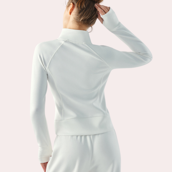 Vrouw in witte sportkleding, rugaanzicht, met lange mouwen en opstaande kraag. Ideaal voor yoga, fitness en actieve levensstijl.