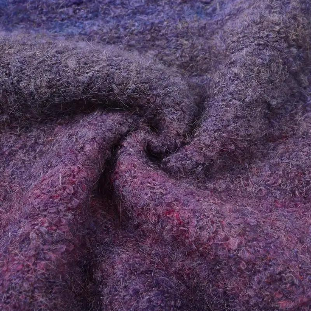 Paarse wollen stof close-up, textuur van gebreide wol, zachte en warme uitstraling, ideaal voor winterkleding en handwerkprojecten.