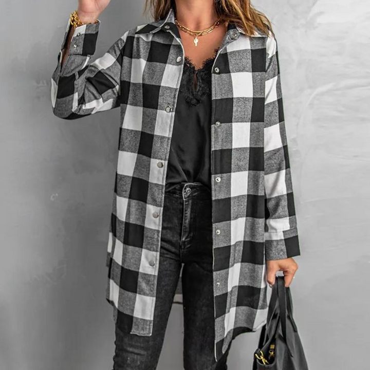 Dames geruite blouse, zwart-wit, lange mouwen, casual stijl, knoopsluiting, gecombineerd met zwarte top en jeans, modieuze outfit.