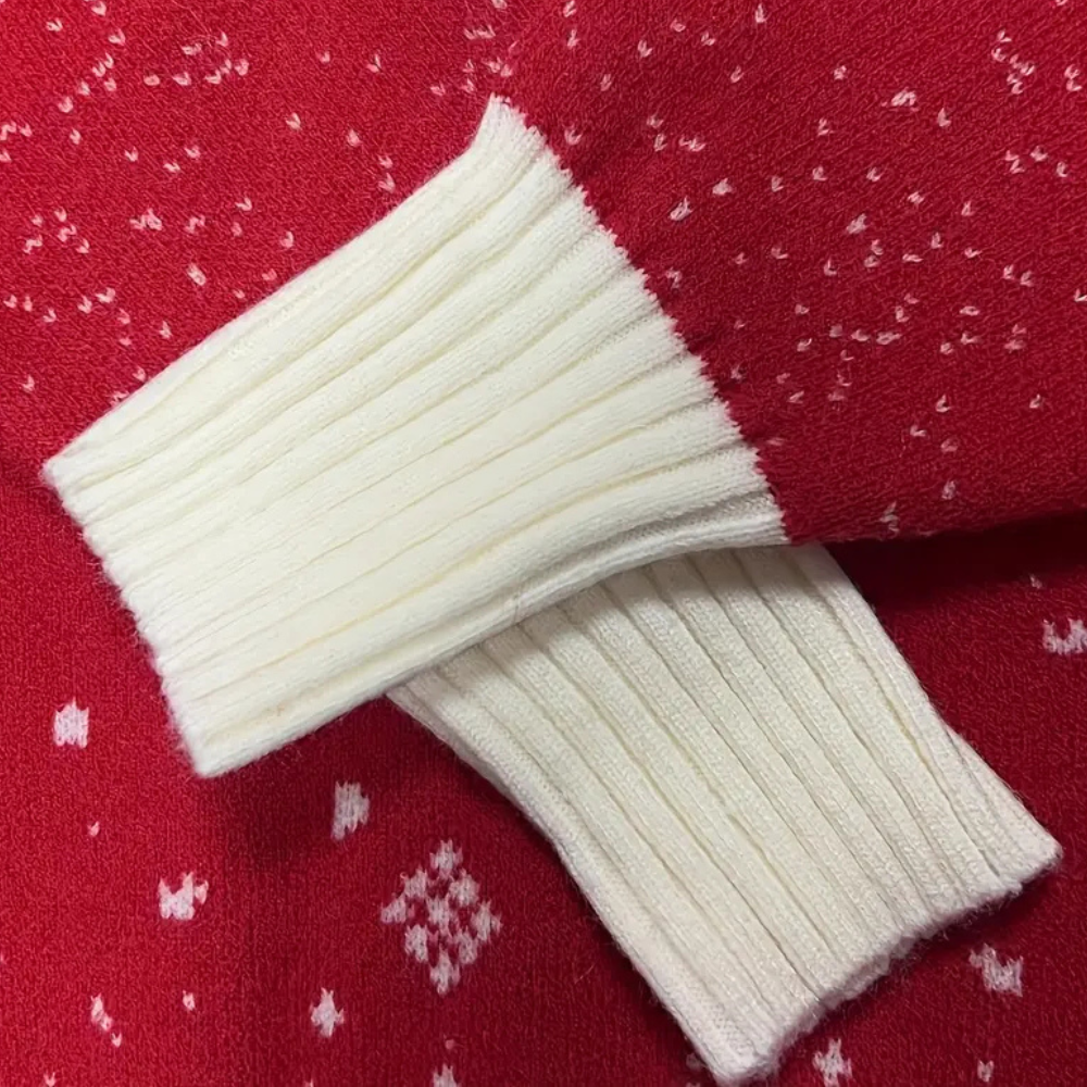 Rode kersttrui met witte gebreide manchetten en sneeuwvlokpatroon, warme wintermode, feestelijke kleding, comfortabele gebreide stof.