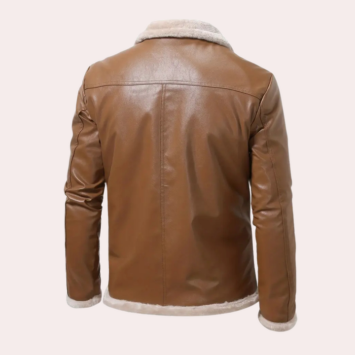 Bruine leren jas met schapenvacht kraag en manchetten, achteraanzicht. Stijlvolle herenkleding, wintermode, warme jas, casual outfit.