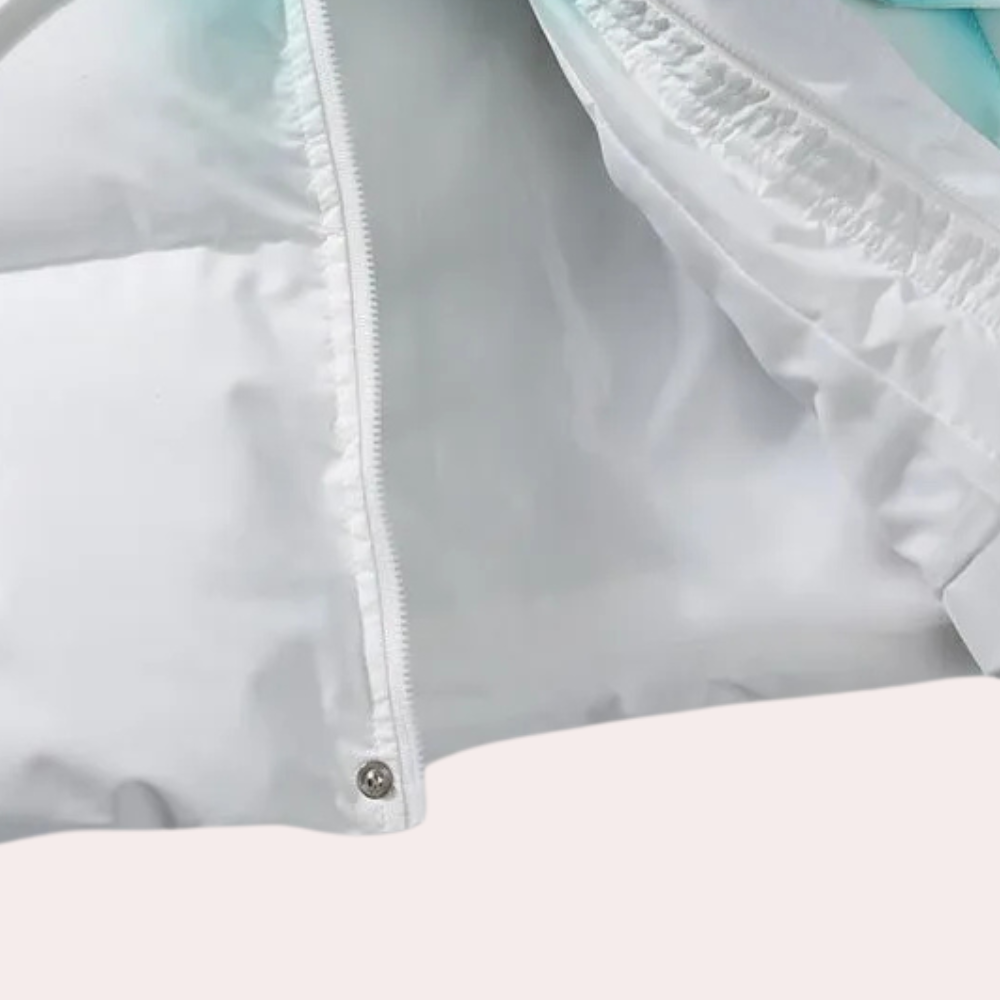 Witte gewatteerde winterjas met ritssluiting, close-up. Hoogwaardige isolatie, modieus ontwerp, ideaal voor koude weersomstandigheden.