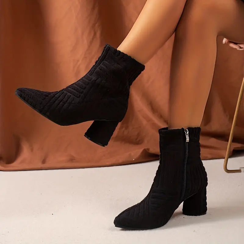 Zwarte enkellaarsjes met blokhak en ritssluiting, trendy damesmode, comfortabele herfst- en winterlaarzen, stijlvolle schoenen voor dagelijks gebruik.