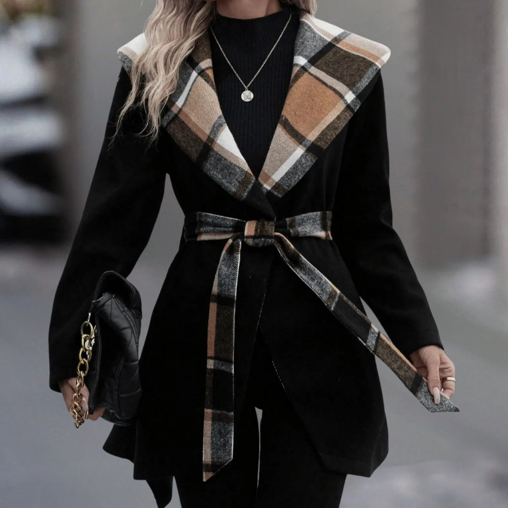 Stijlvolle zwarte damesjas met geruite kraag en ceintuur, ideaal voor herfstmode. Elegante outfit voor casual en formele gelegenheden.