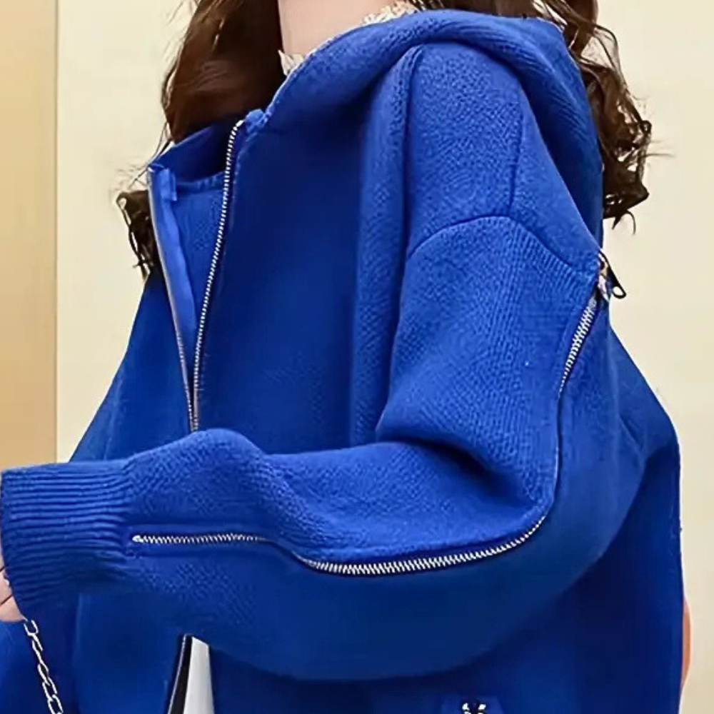 Blauwe dameshoodie met rits, gemaakt van fleece stof. Modieuze casual kleding voor herfst en winter. Comfortabel en warm, ideaal voor dagelijks gebruik.