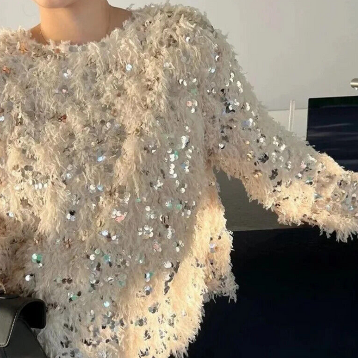 Beige pluizige trui met glinsterende pailletten, modieuze dameskleding, trendy winteroutfit, stijlvolle textuur, comfortabele pasvorm.