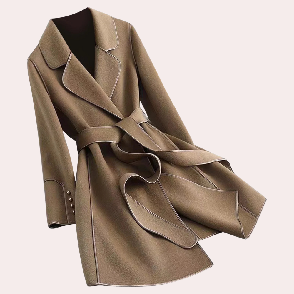 Bruine damesmantel met ceintuur, elegante reverskraag en knoopdetails op de mouwen. Perfect voor herfstmode en stijlvolle winteroutfits.