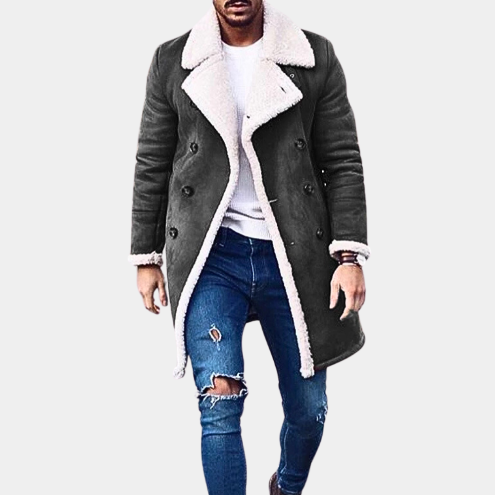 Man in zwarte shearling jas met witte kraag, gecombineerd met gescheurde blauwe jeans. Modieuze winterkleding, herenkleding, streetwear stijl.