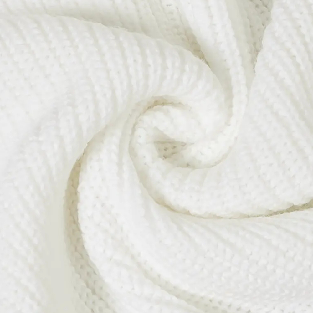 Witte gebreide stof close-up, zachte textuur, ideaal voor kleding en interieur. Hoogwaardige breisel, perfect voor warme truien en dekens.